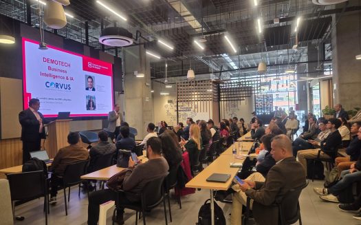 Ponentes y asistentes durante una presentación de Demotech sobre inteligencia de negocios e inteligencia artificial.